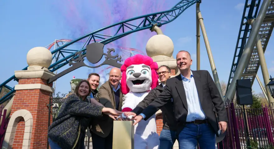 Feierliche Eröffnung im Freizeitpark mit Maskottchen und Gästen. Hoffentlich steigen die holiday park besucherzahlen nach diesem Event.
