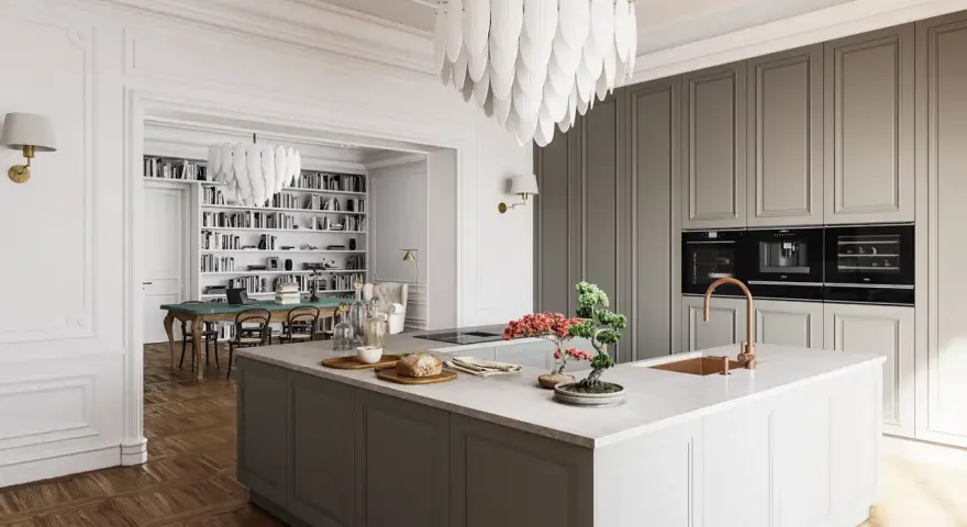 Elegante cucina stile parigino con isola centrale, mobili grigi, elettrodomestici a scomparsa e un'ampia libreria sullo sfondo.