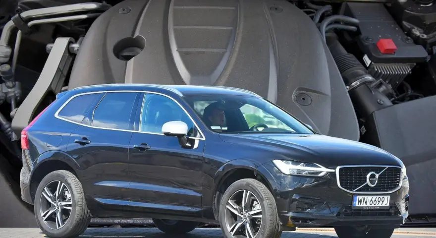 Ciemny Volvo XC60 na tle silnika.