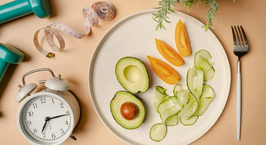 Zegar tyka, miarka czeka, a na talerzu awokado, pomidory i ogórek – idealne składniki na dieta imitująca post.
