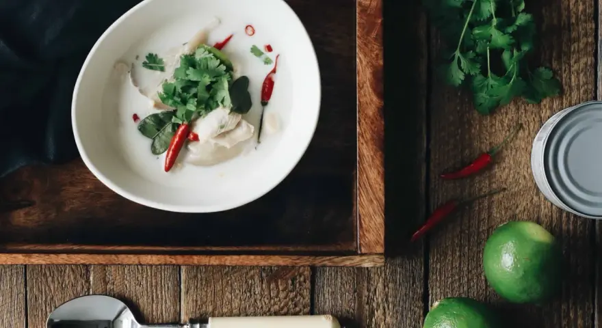 Aksamitny tom kha z kurczakiem, chili i kolendrą. Idealny przepis na rozgrzewającą zupę.
