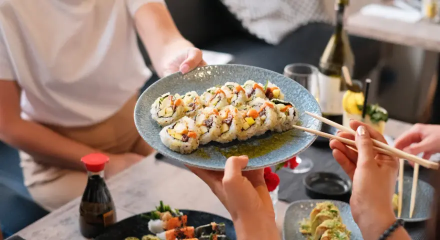 Na stole sushi, które zachwyca smakiem. To kwintesencja kuchni japońskiej, pełnej świeżości i harmonii.