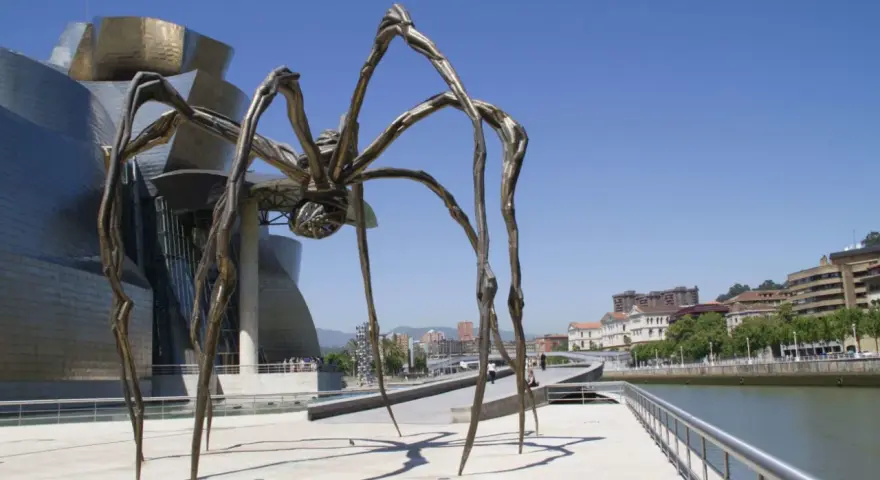 La sculpture "Maman" de Louise Bourgeois, une araignée monumentale, se dresse devant le musée Guggenheim de Bilbao.