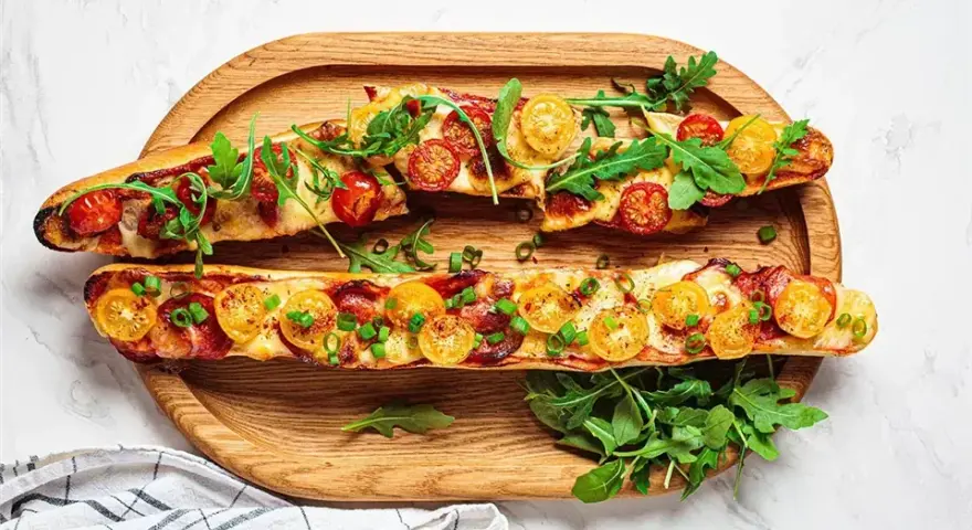 Jak zrobić idealną zapiekankę w stylu pizzy? Sprawdzony przepis