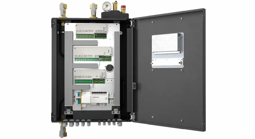 Wnętrze hydroboxu pompy ciepła z modułami sterującymi i przyłączami hydraulicznymi.