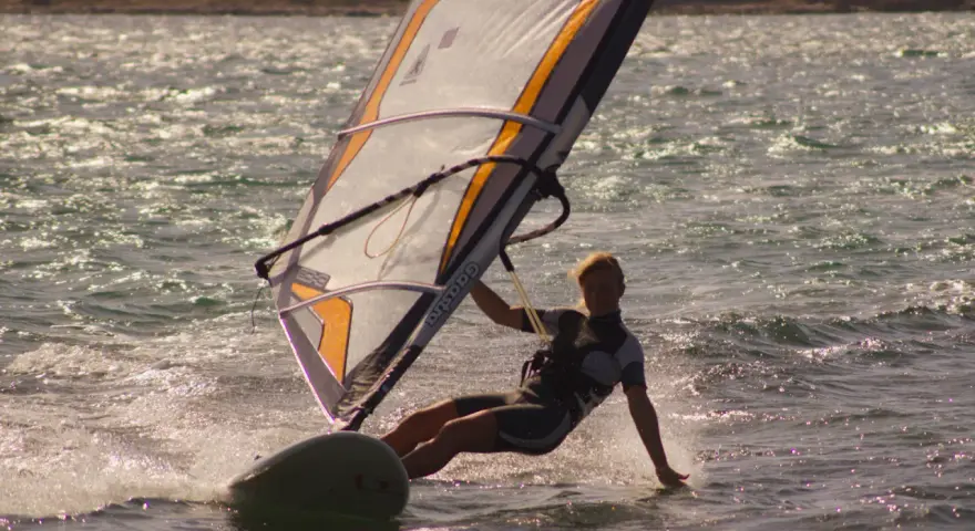 Windsurfing: Opanuj ślizg! Przewodnik do Twojego pierwszego lotu