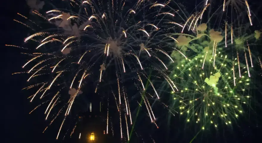 Sylwester nad morzem gdzie najlepiej? Fajerwerki rozświetlają nocne niebo nad latarnią morską, tworząc magiczny widok.