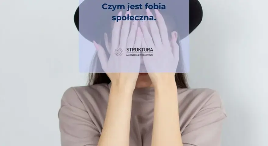 Fobia społeczna: objawy, które paraliżują życie. Czy to Ty?