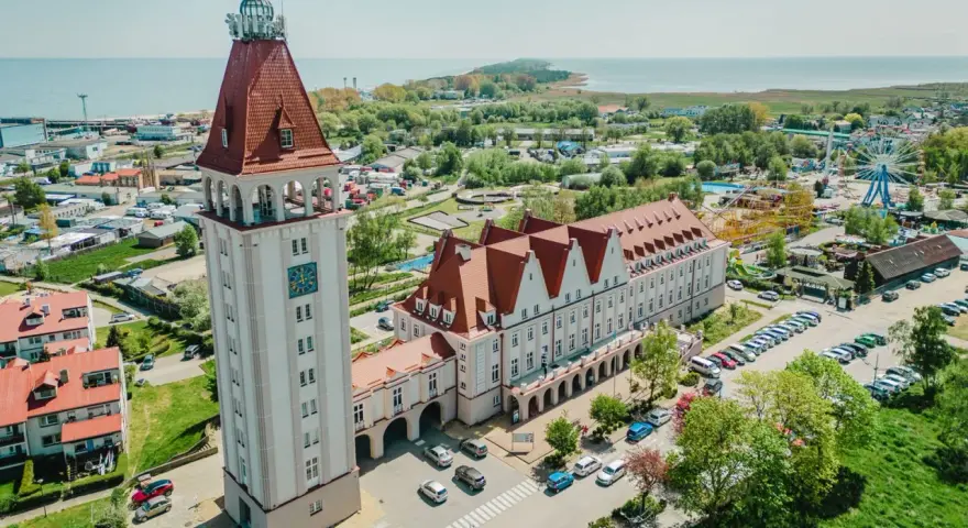 Wieża widokowa Władysławowo góruje nad miastem i morzem. W tle wesołe miasteczko i plaża.