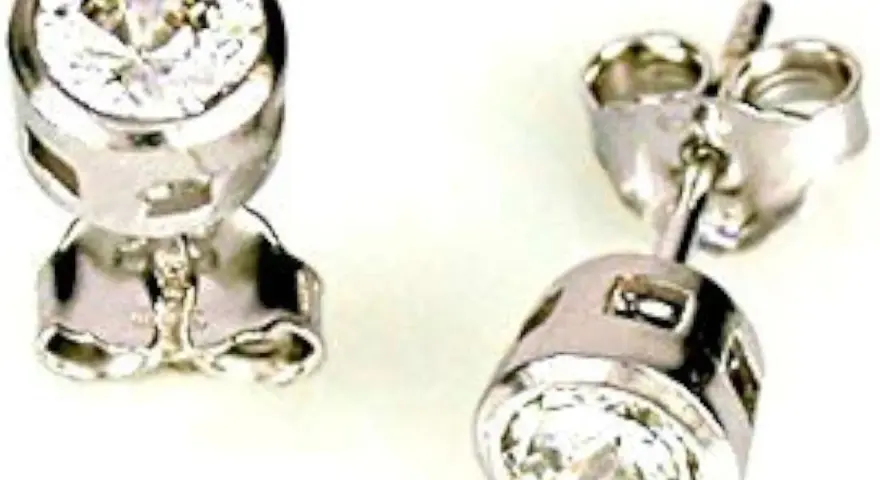 Orecchini in oro bianco 925 con brillanti. Un gioiello che esalta il valore e la luminosità.