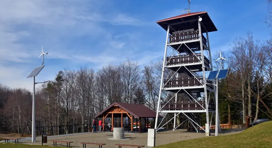 Wieża widokowa i bacówka na Brzance. Wiatrak i panele słoneczne zasilają to ekologiczne miejsce.
