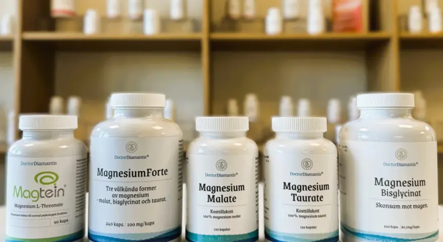 Flera burkar med magnesiumtillskott från DoctorDiamantis, inklusive magnesium malat och bisglycinat.