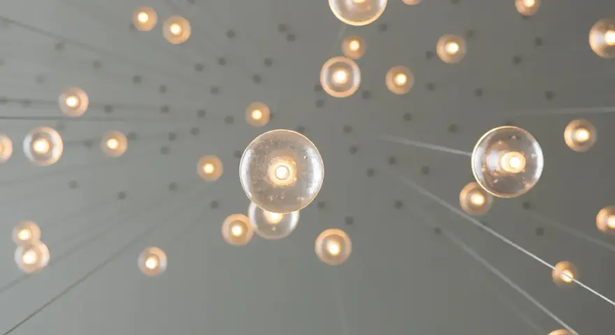 Många glödlampor hänger från taket. Tänk att byta halogen till LED för att spara energi.