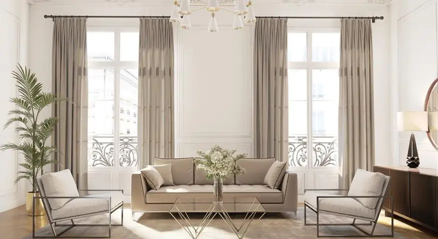 Elegancki salon w stylu klasycznym. Jasna sofa i fotele, złoty stolik kawowy, zasłony i ozdobne sztukaterie.