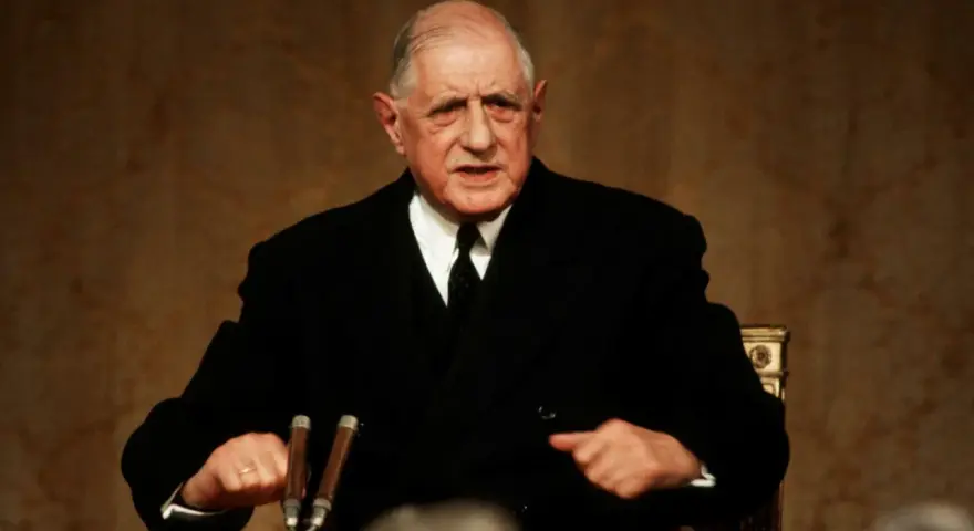 Charles de Gaulle, en costume sombre, s'exprime avec passion. Sa stature imposante et son regard déterminé marquent l'histoire.