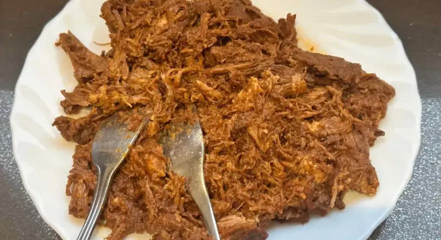 Carne deshebrada jugosa, lista para servir. ¡Perfecta para tu pulled pork receta!