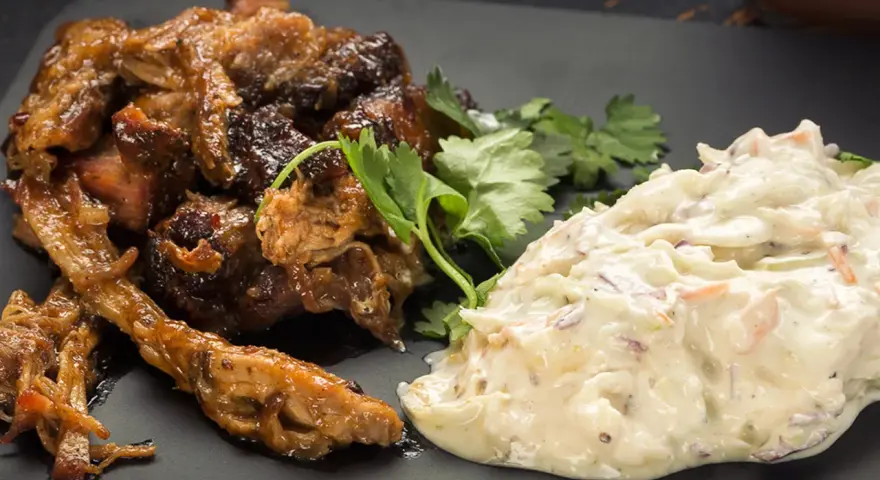 Saftig pulled pork med en krämig coleslaw och färsk koriander. En klassisk kombination som smakar fantastiskt.