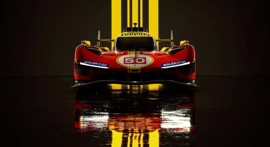 Wyścigowy Ferrari 499P w czerwono-żółtych barwach, z numerem 50, odbija się w mokrej nawierzchni.