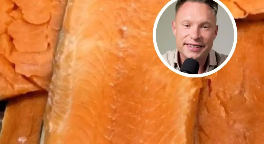 Biała substancja na łososiu? Jak piec, by jej uniknąć!
