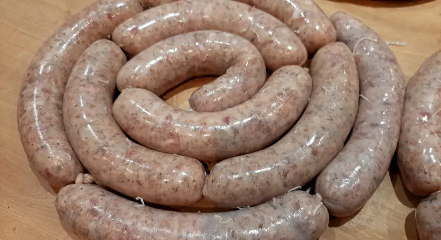 Świeża biała kiełbasa ułożona w okręgu, gotowa na przepis na 5 kg.