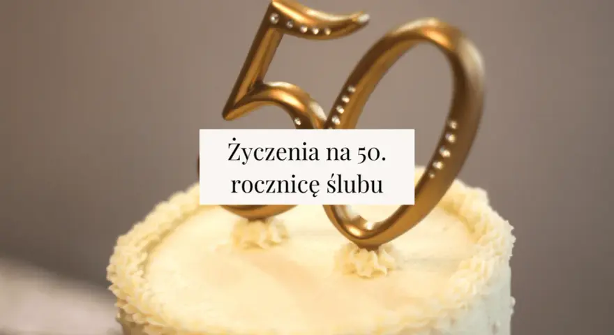 Złote cyfry "50" na torcie z kremem, ozdobione kryształkami. Napis: "Życzenia na 50. rocznicę ślubu".