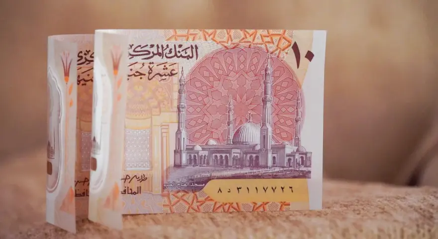 Egipskie funty, a nie dolary, są walutą w Egipcie. Na banknocie widoczny jest meczet.