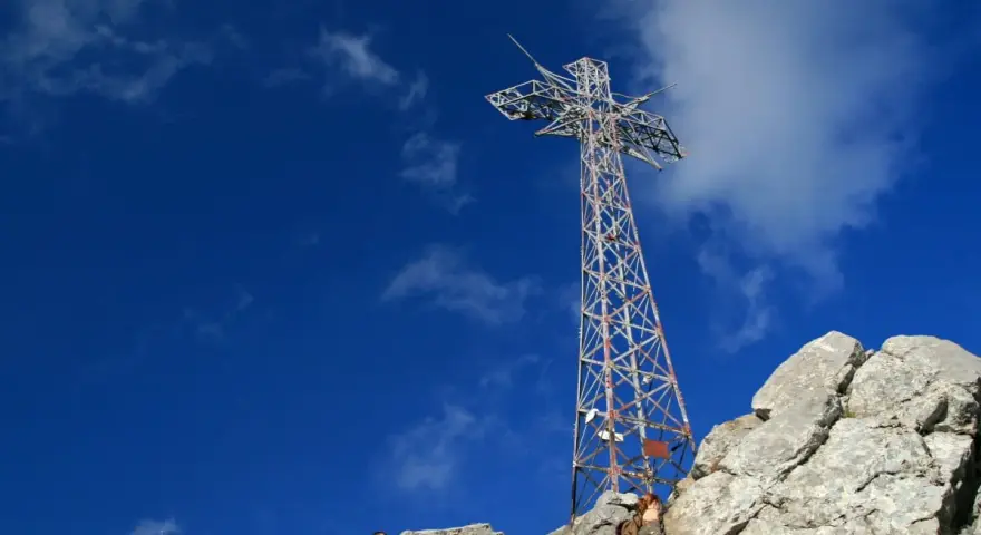 Giewont: imponujący krzyż na szczycie, symbol Tatr. Jego wysokość robi wrażenie na tle błękitnego nieba.