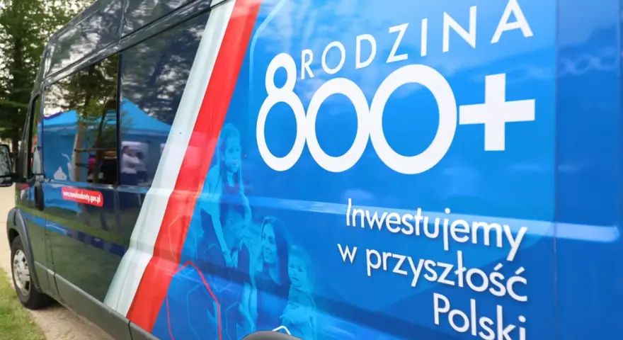 Niebieski van z napisem "RODZINA 800+" i hasłem "Inwestujemy w przyszłość Polski". To nie jest likwidacja 800 plus, a promocja programu.
