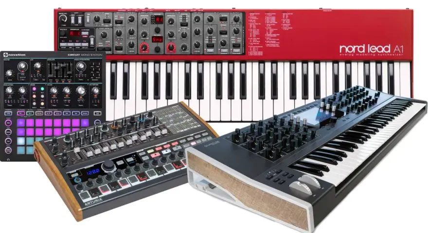 Verschiedene Synthesizer-Keyboards: ein roter Nord Lead A1, ein schwarzer Arturia Circuit und ein weiterer schwarzer Synthesizer mit Holzdetails.