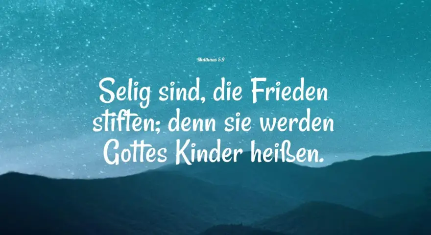 Himmelblau mit Sternen und Bergen. Weiße Schrift: "Selig sind, die Frieden stiften; denn sie werden Gottes Kinder heißen." Matthäus 5,9.