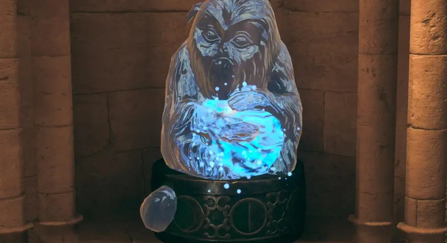 Figura de hielo con energía azul brillante, como el hombre de las lunas en Hogwarts Legacy, sobre un pedestal decorado.