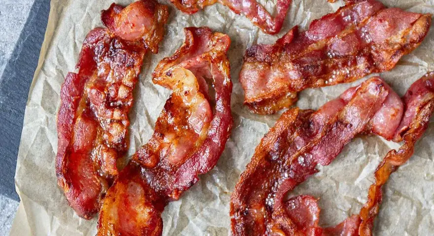 Krispigt, gyllene bacon i airfryer, perfekt stekt och redo att avnjutas.
