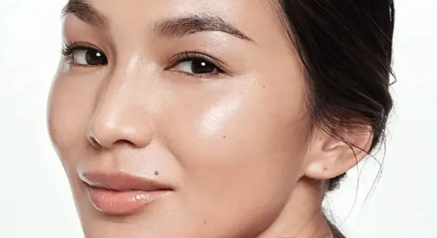 Rostro de mujer con piel radiante. Aprende cómo usar ácido glicólico para una piel luminosa y renovada.