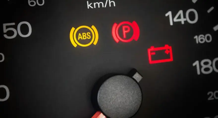 Kontrolka ABS świeci się, pytając, czy tworzywo ABS jest wytrzymałe. Obok świeci się kontrolka hamulca ręcznego i akumulatora.
