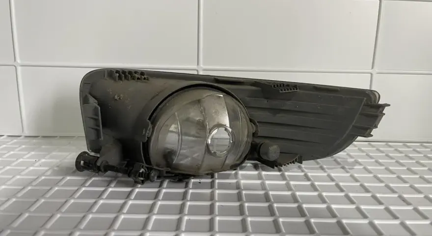 Reflektor przeciwmgielny Skoda Superb 2, gotowy do wymiany żarówki.