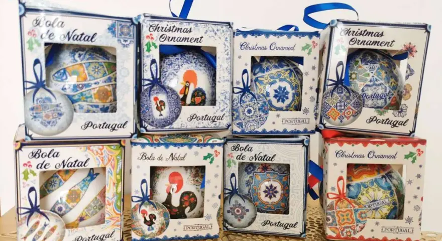 Co kupić w Portugalii? Piękne bombki choinkowe "Bola de Natal" z motywami azulejos, koguta i ryb.