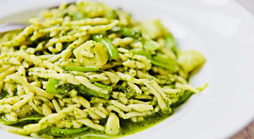Eine Portion Trofie al pesto, ein klassisches italienisches Gericht mit viel italienischem Pesto.