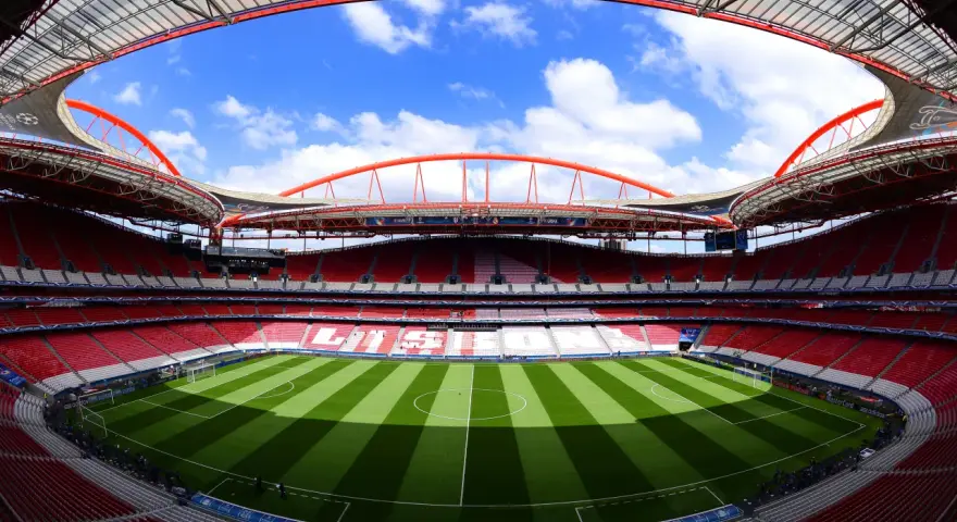 Stadion Estádio da Luz w Lizbonie, gotowy na emocje, kiedy mecze Ligi Mistrzów 2020.