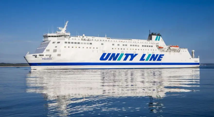 Biały prom Unity Line "Polonia" płynie po spokojnym, błękitnym morzu.