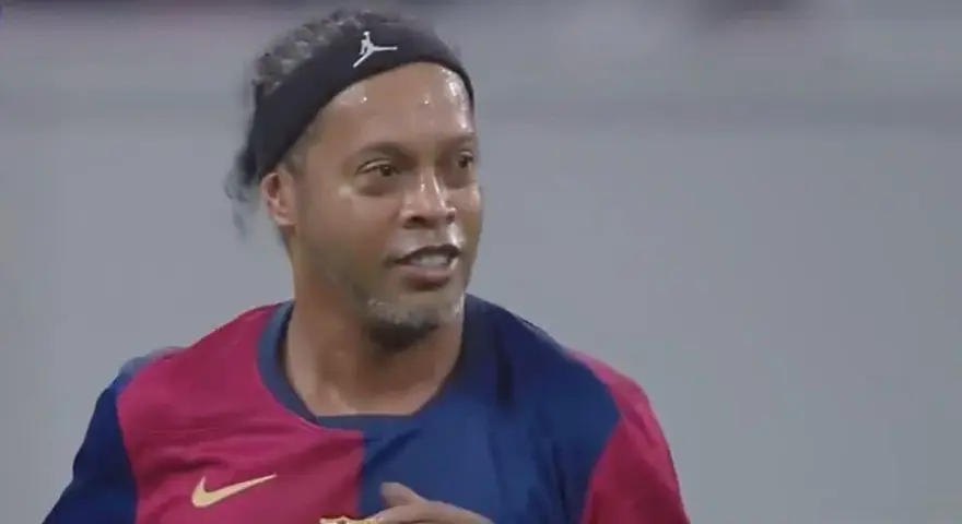Ronaldinho w koszulce Barcelony, z opaską na głowie. Wszyscy fani zastanawiają się, czy Ronaldinho żyje, a on wciąż gra w piłkę!