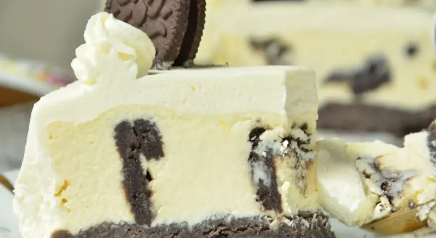 Pyszny sernik Oreo z kawałkami ciastek, idealny na deser. Ten sernik Oreo przepis to strzał w dziesiątkę!