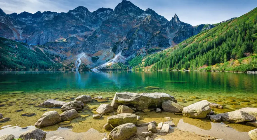 Morskie Oko, jedno z najpiękniejszych miejsc w Polsce na weekend, zachwyca krystalicznie czystą wodą i majestatycznymi Tatrami.