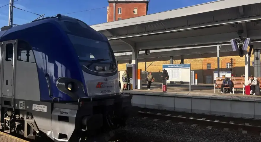 Pociąg PKP Intercity na stacji Szczecin Główny. Ludzie czekają na peronie, gotowi do podróży.