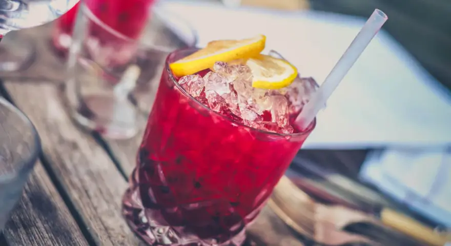 Najlepsze drinki z grenadiną: proste przepisy na letnie wieczory