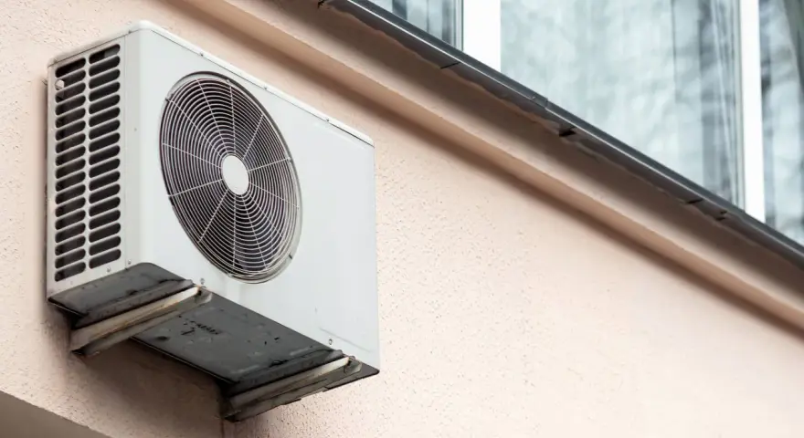 Jednostka klimatyzatora na ścianie bloku. Dlaczego wspólnoty w starych blokach masowo odmawiają zgody na klimatyzację?