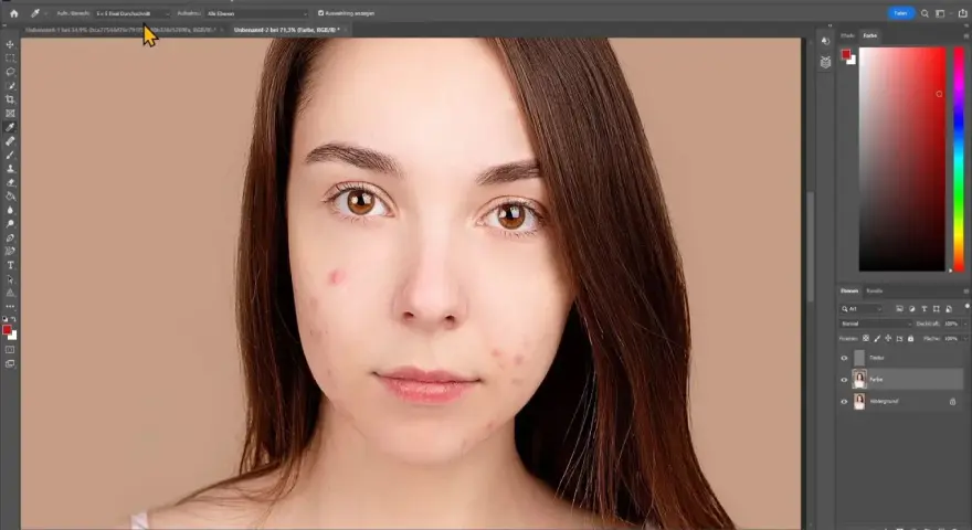Portrait d'une jeune femme avec des imperfections cutanées, en cours de retouche dans Photoshop.