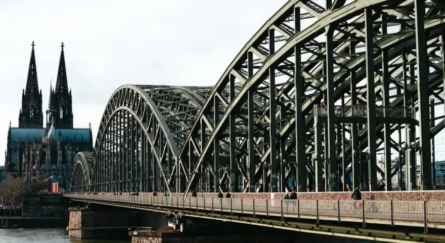 Most Hohenzollernbrücke w Kolonii, z widocznym w tle Kölner Dom. Most jest pełen kłódek miłości.