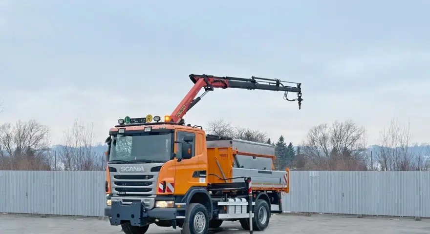 Pomarańczowy **Scania R420** z HDS gotowy do pracy. Ciężarówka z podnośnikiem hydraulicznym i skrzynią ładunkową.