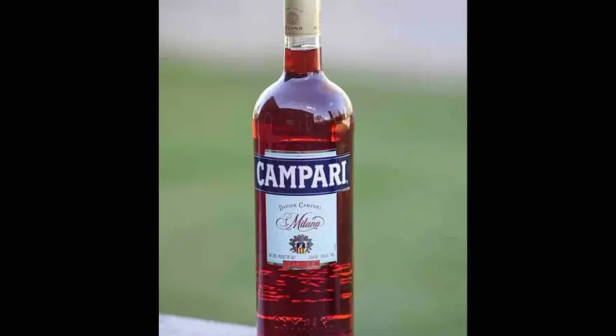 Butelka Campari, czerwonego likieru z Mediolanu, idealna do drinków. Campari co to? To klasyka!