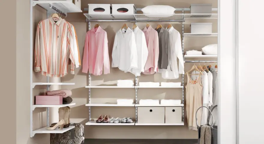 Clevere kleine Ankleidezimmer Ideen: Hemden, Kleider, Schuhe und Boxen ordentlich verstaut.